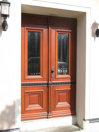Drzwi w starym stylu z ornamentami i rzeźbieniami