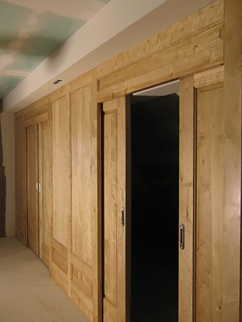 Drewniana ścianka brzozowa z drzwiami przesównymi