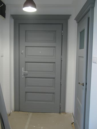 Wejściowe drzwi sosnowe lakierowane farbą kryjącą