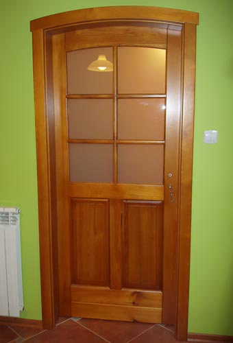 Drzwi z delikatnym łukiem wykonane z sosny
