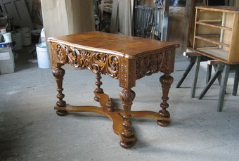 Drewniany stół z intarsją na blacie